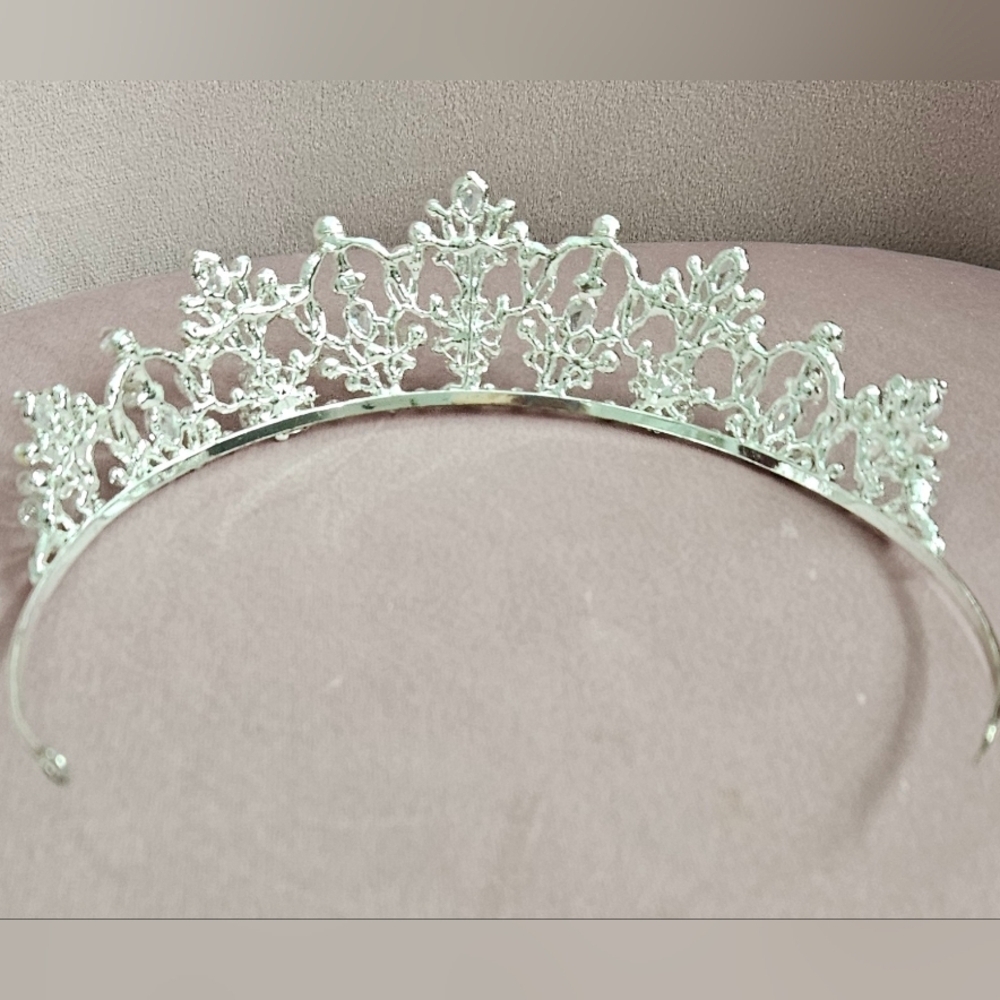πVintage Inspired Silver Sparkly Tiara with Crystals And Pearlsπ - Picture 6 of 13